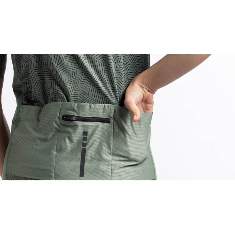 DETALLE-MAILLOT-CICLISTA-RELAXED-FIT-GIROU-TRIBU-1